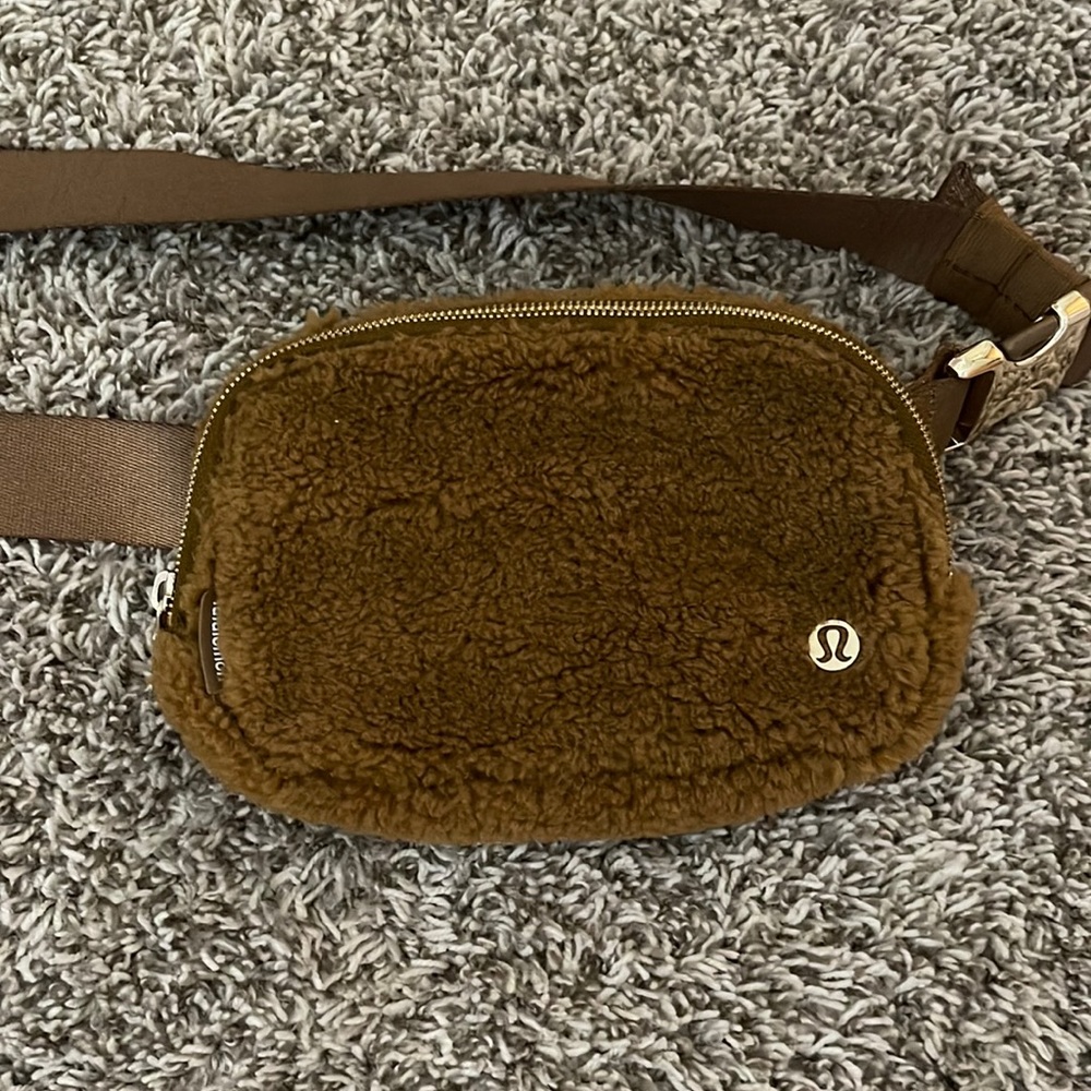 Lululemon Everywhere Fleece Bag
